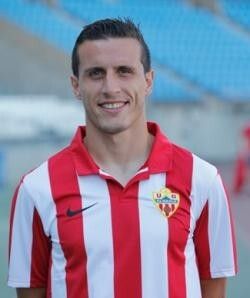 Christian Fernández, del Almería, se suma a Saborit como opción para el lateral zurdo