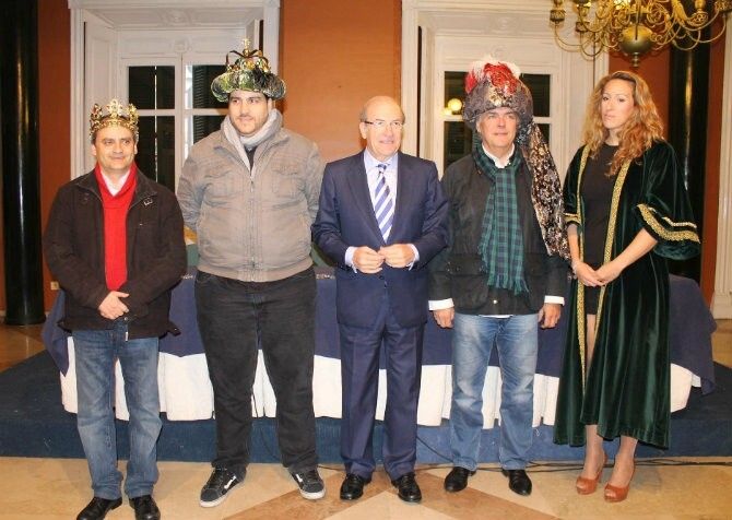 Los Reyes Magos onubenses ya tienen sus coronas