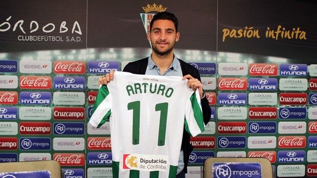 El Córdoba presenta a Arturo y descarta la salida de Xisco
