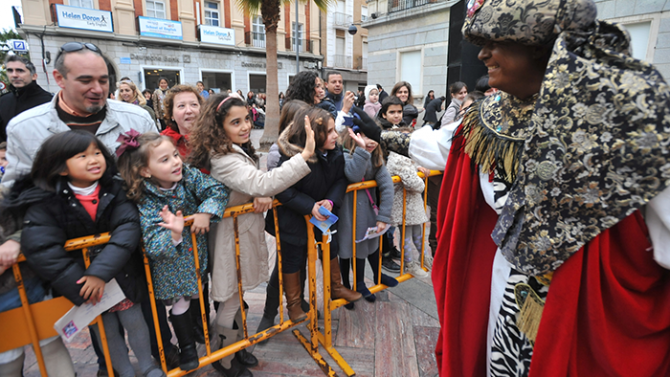 Multitudinaria recepción a los Magos de Oriente en la víspera de la cabalgata