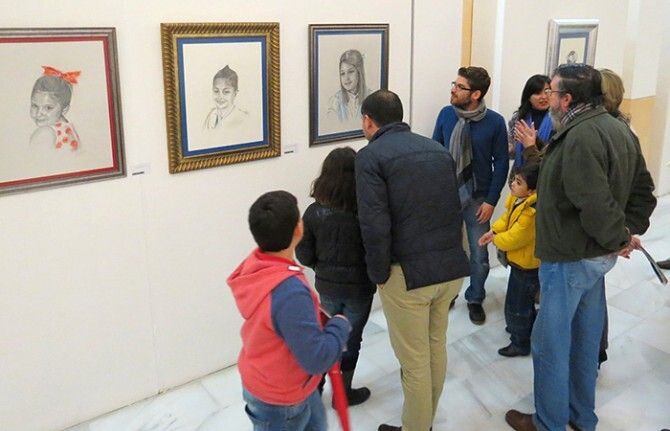 Niños moguereños protagonizan la exposición de retratos de Lola González