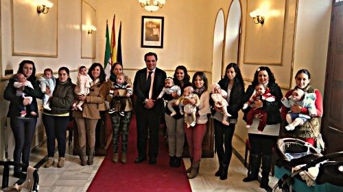 Cheques bebé para 13 familias de San Juan
