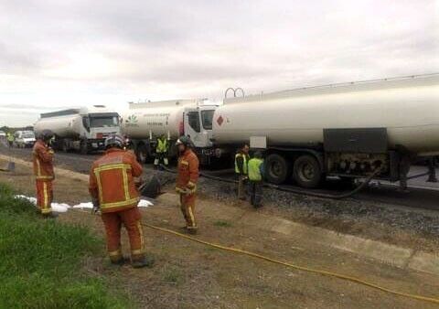 Paralizado en la A-49 un camión que transportaba gasoil al reventar y arder uno de sus neumáticos
