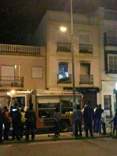Un incendio calcina el salón de una vivienda en Isla Cristina