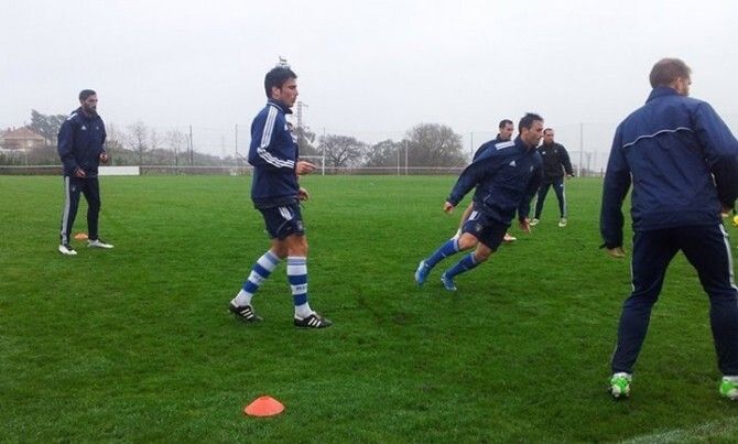 El Recre entrena bajo la lluvia en Mareo
