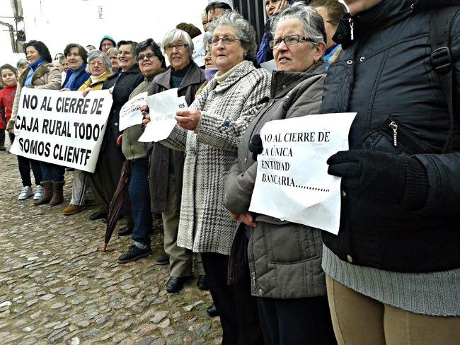 Los vecinos de Valdelarco se manifiestan contra el cierre de la oficina de Caja Rural