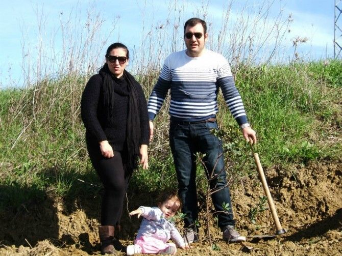 Padres e hijos plantan juntos árboles en Bonares