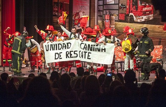 La comparsa 'El manual de la vida' da una lección de carnaval