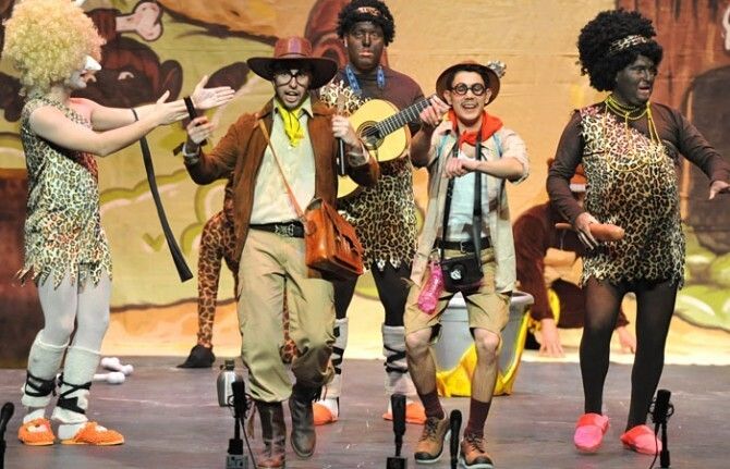 Emigrantes ('Los esperados') y fotógrafos ('Los patata') ponen en pie al Gran Teatro