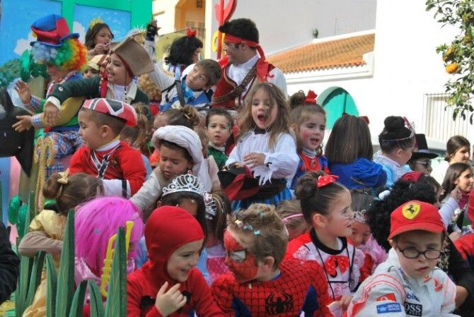 Los pequeños de Punta Umbría disfrutan con la cabalgata infantil del Carnaval de la Luz