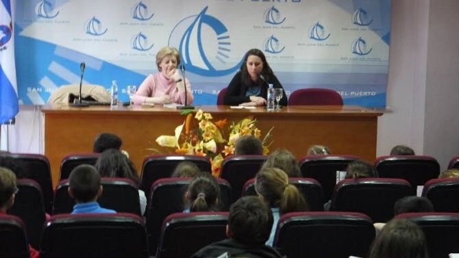 María Sanz habla sobre poesía a los niños de San Juan