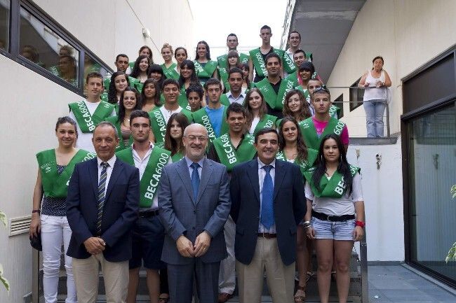 La Junta reconoce a la primera promoción de alumnado onubense beneficiario de la Beca 6.000
