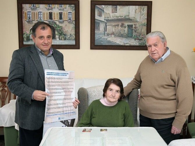 Los diputados territoriales entregan los decálogos de buenas prácticas a los usuarios de ayuda a domicilio