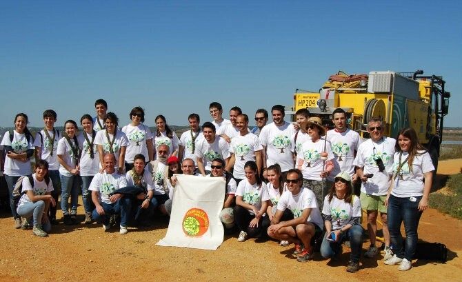 Voluntarios retiran hasta 200 bolsas de basura de las Salinas del Duque
