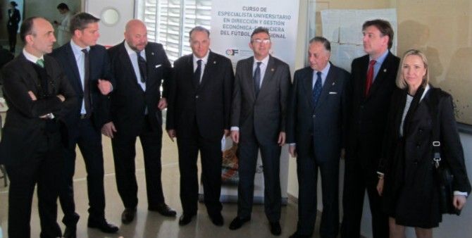 La Cátedra Decano se presenta con una mesa redonda de cuestiones jurídicas de actualidad sobre el fútbol español