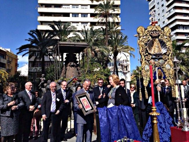 Las hermandades de Huelva y Emigrantes estrechan lazos ante el monumento de la Virgen del Rocío
