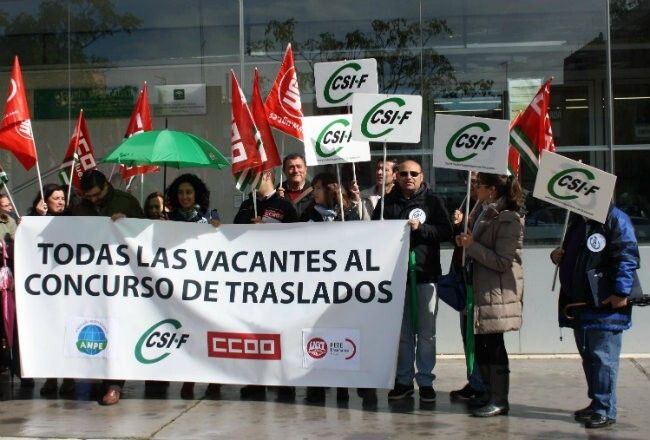 CSIF protesta por la pérdida de 75 plazas de docentes en Huelva a raíz del concurso de traslados