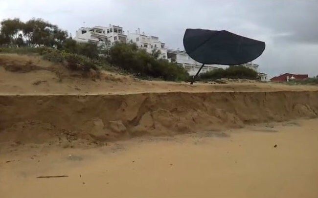 El temporal provoca varios destrozos en la playa de El Portil