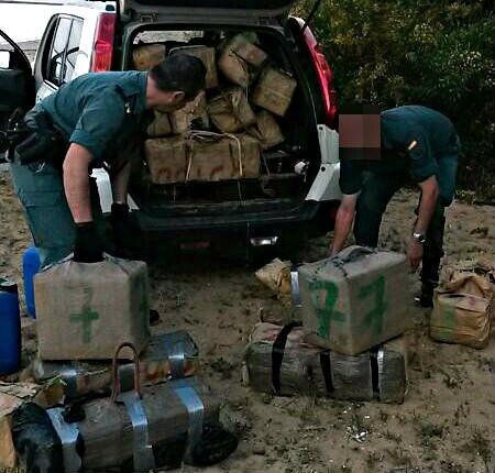 La Guardia Civil interviene una tonelada y media de hachís y detiene a seis personas en la playa de Mazagón