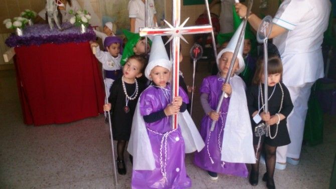 La escuela infantil ‘El Paraíso’ de la capital onubense vive su especial 'Semana Santa Chica'