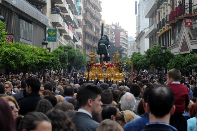 Huelva carga la Cruz del Nazareno