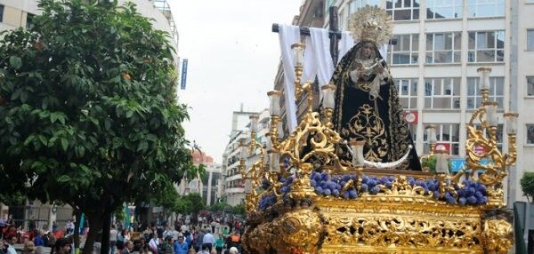 Soledad silenciosa ante una cruz cargada de ausencia