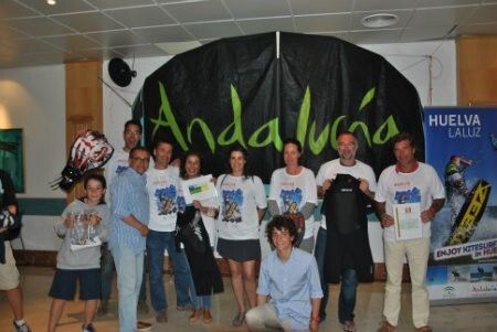 Turistas de toda Europa aficionados al kitesurf conocen las bondades de la costa de Huelva
