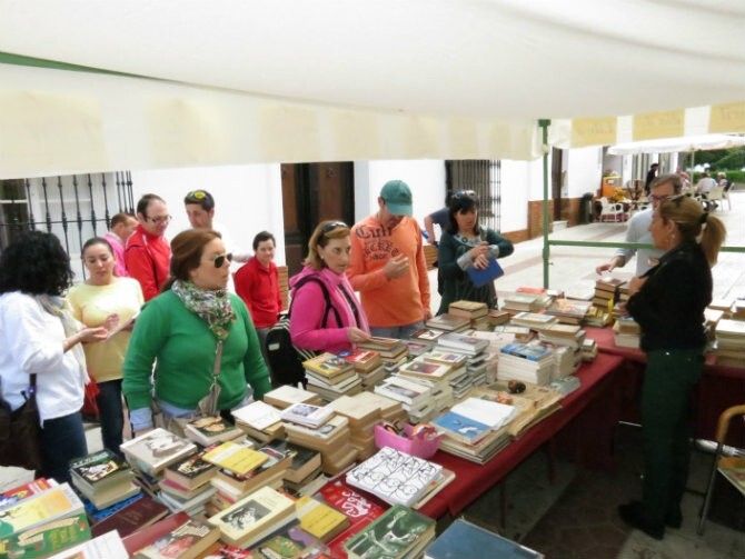 Un mercadillo solidario promueve en Moguer el gusto por la lectura