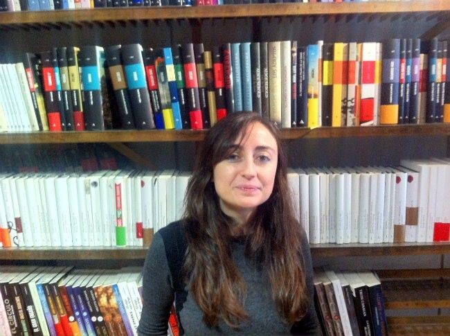 La escritora onubense Elvira Navarro presenta este lunes su novela 'La trabajadora' en la Feria del Libro