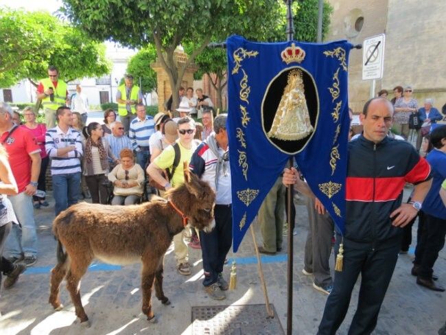 Los internos de la prisión provincial inician su camino hacia El Rocío