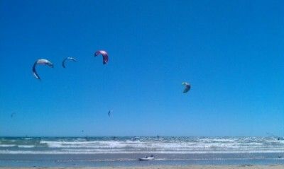 El viento llena las playas de cometas