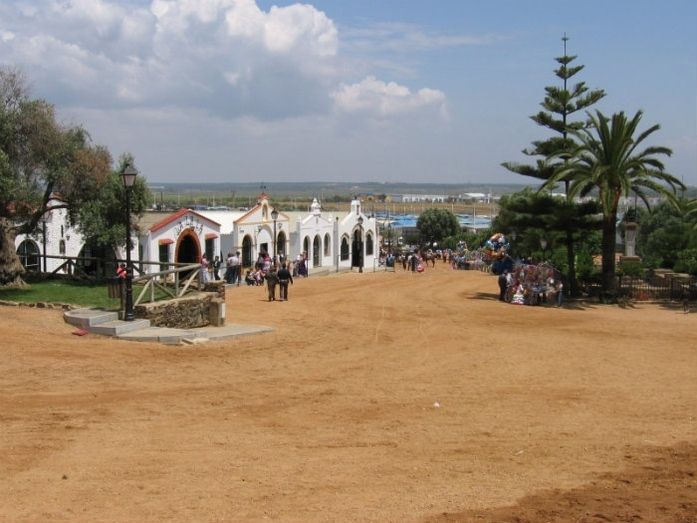 Ermita versus aldea, debate en Lepe