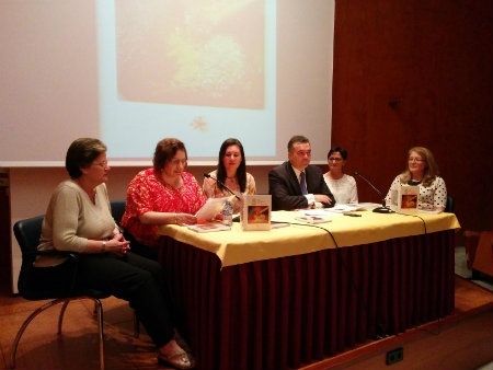 'Cocinamos entre todos', original libro de recetas realizado por palmerinos