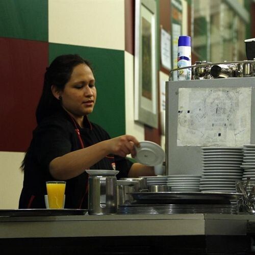 Sindicatos valoran el acuerdo para desconvocar la huelga de la hostelería pero critican la precariedad