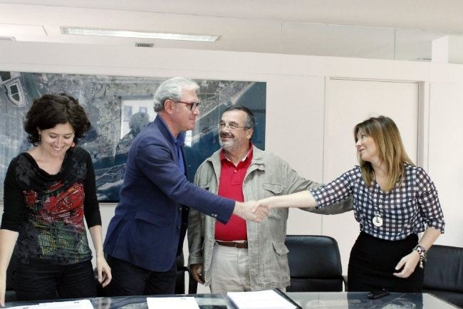El Ayuntamiento y AVRA firman el convenio para finalizar las 100 viviendas de la calle Serenata