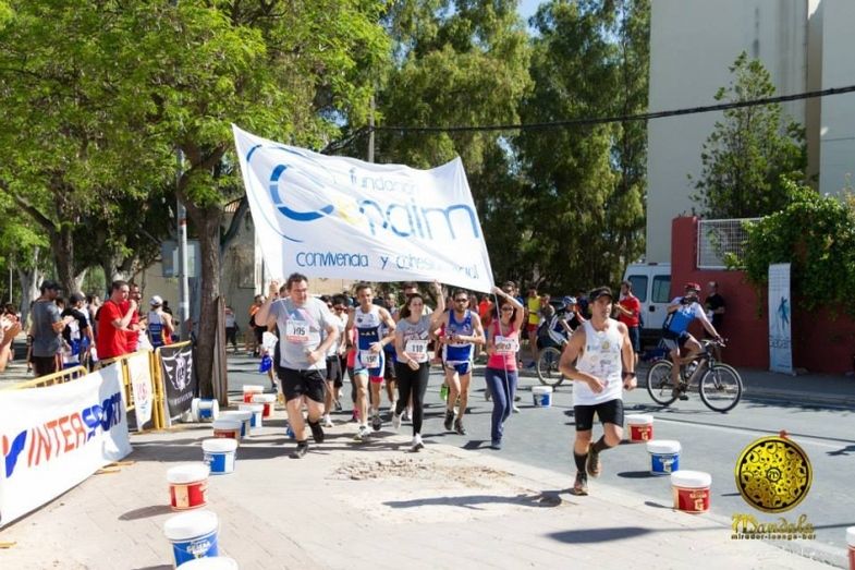 Enrique Llimona entrega a Cepaim más de una tonelada de pintura recaudada con su reto 160km/24h