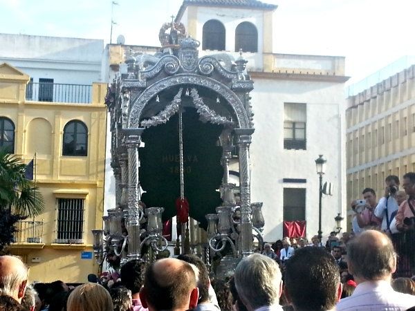 El Ayuntamiento entrega una réplica de la Medalla de la Ciudad a la Hermandad del Rocío de Huelva