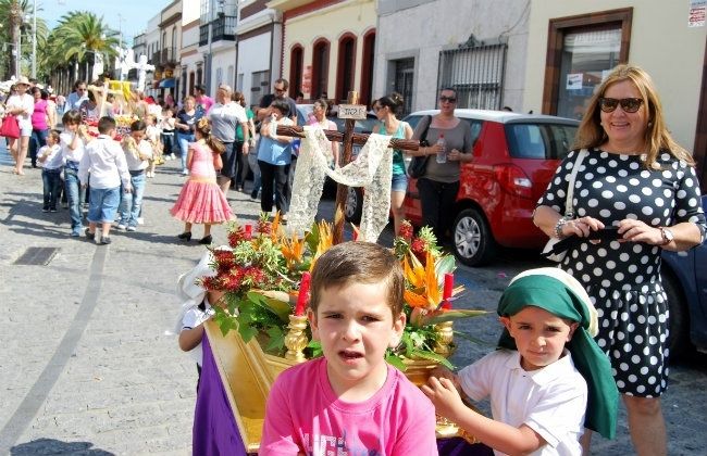 Niños y jóvenes participan en el desfile de Cruces de Mayo de Isla Cristina