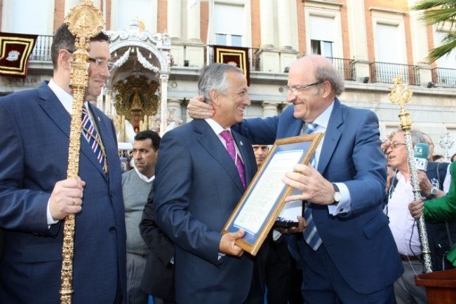 El Ayuntamiento entrega una réplica de la Medalla de la Ciudad a la Hermandad del Rocío de Huelva