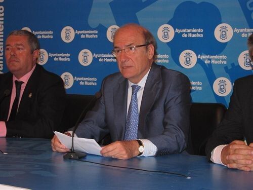 El alcalde asegura que el Ayuntamiento buscará 'la mejor fórmula' para los terrenos de Isla Chica