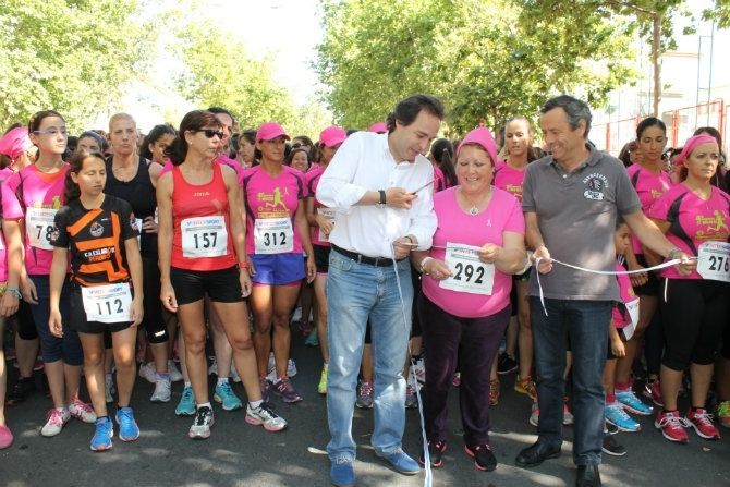 Medio millar de personas participa en la IV Carrera de la Mujer