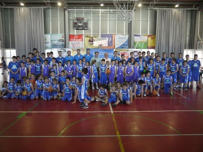 Unos 100 chavales participan en la clausura de la Escuela Municipal de Baloncesto de San Juan