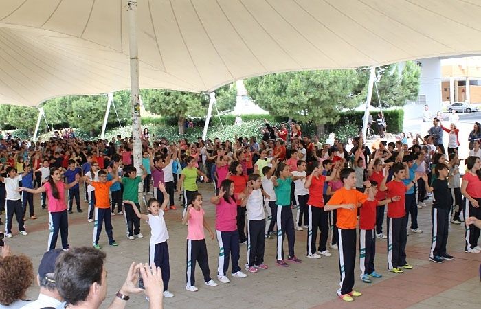Cientos de escolares participan en un 'flashmob' a beneficio de Cáritas