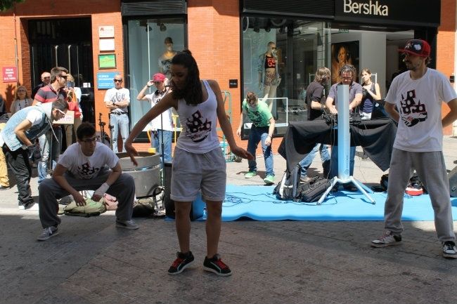 Los onubenses disfrutan del Festival #HArte, con la música y un grafiti del Niño Miguel como grandes protagonistas