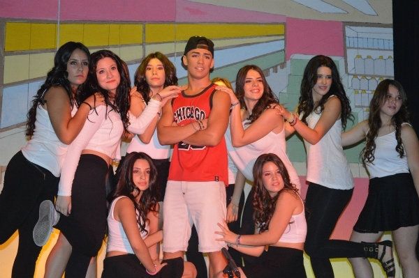 Los alumnos del IES Pintor Pedro Gómez ponen en escena 'Una terapia divina'