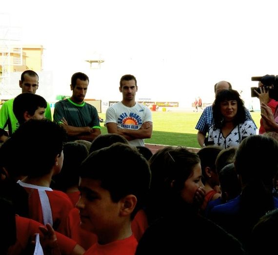 Un centenar de niños comparte entrenamiento con Emilio Martín, José Manuel Cortés y Kevin López en el Iberoamericano