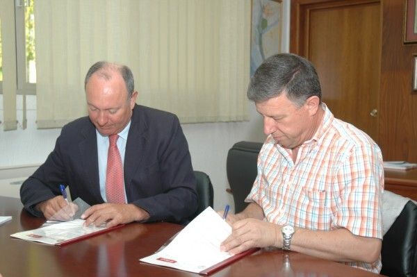 El Ayuntamiento y Cepsa firman un convenio para la promoción de actividades deportivas, educativas y medioambientales