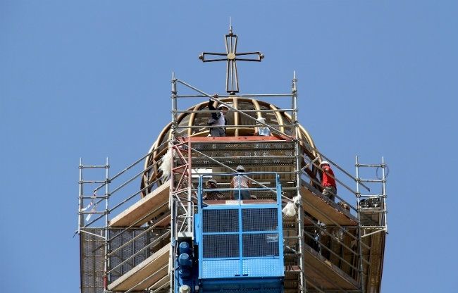La Diputación culmina la restauración de la Columna de La Rábida con la colocación de los remates metálicos