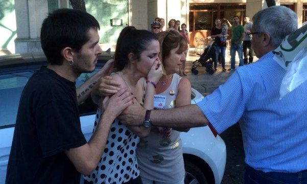 Agreden a una chica que participaba en la manifestación exigiendo un referéndum sobre la monarquía