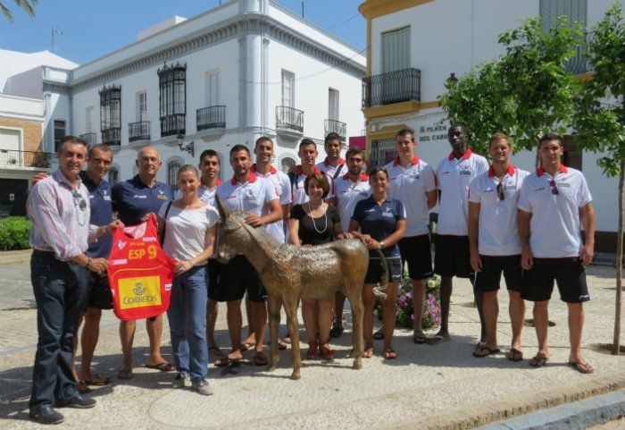 La selección española de balonmano playa se suma al homenaje a Platero